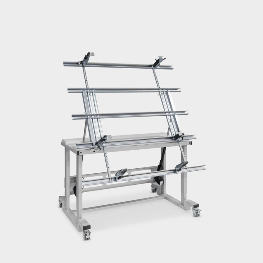 Workstation with height-adjustable assembly aid