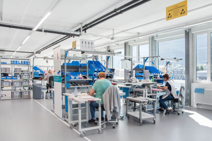 ERGO-Vario Tisch mit Ablageböden und Lagersichtkästen