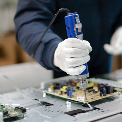 Arbeit_an-Elektronikbauteil ESD-Schutz von ERGO-line