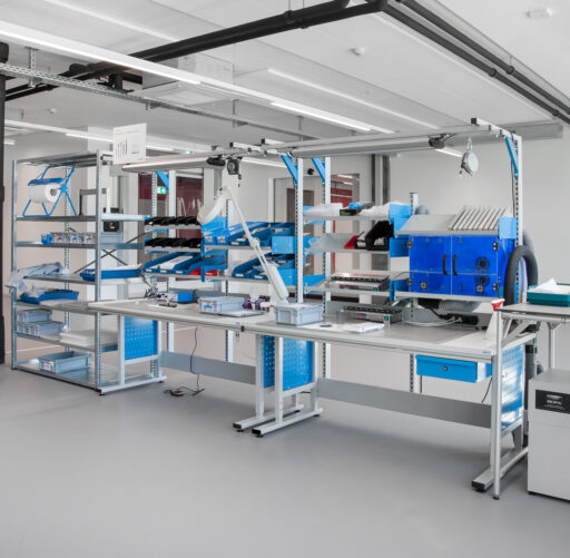 ERGO-line Montagearbeitsplatz mit Ablagen, Licht und Schubladen