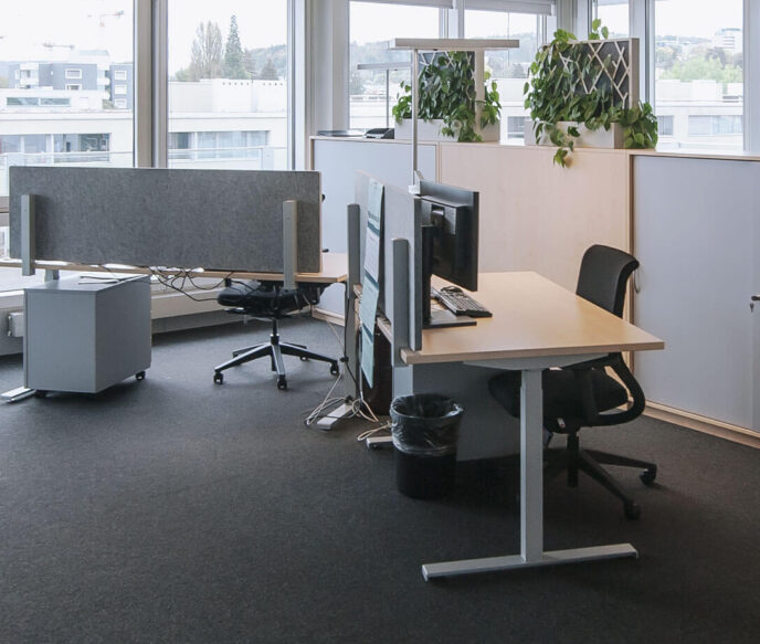 Arbeitsbereich mit Schiebetürenschrank