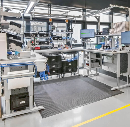 tables de montage ESD réglables en hauteur, tapis de sol et éclairage