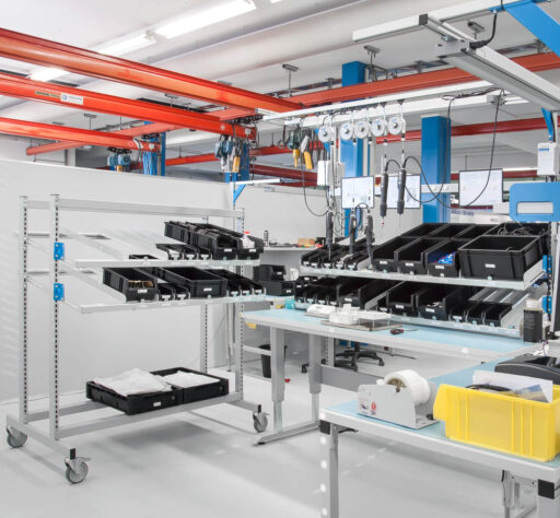 ERGO-line Materialzuführung am Tisch befestigt und an Transportwagen