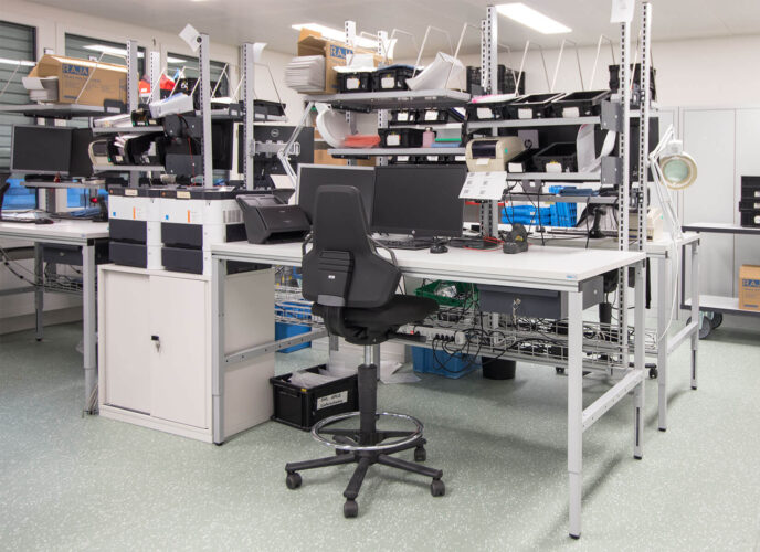 Arbeitsplatz mit Aufbau