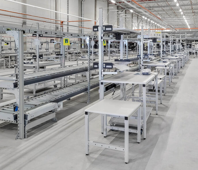 Centre logistique: tables d'emballage et convoyeur à rouleaux Alimentation avec convoyeur à rouleaux