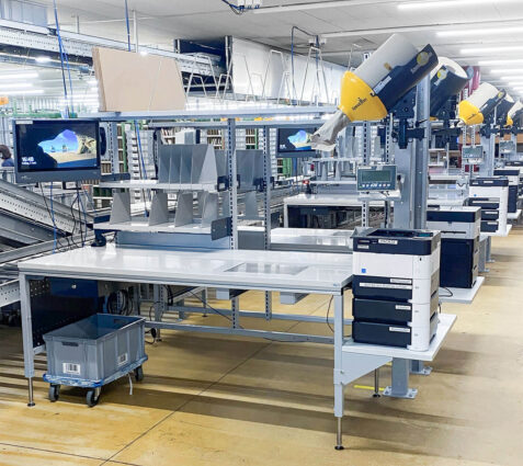 Ablagen und Aufbauten an Packtischen im Versandzentrum